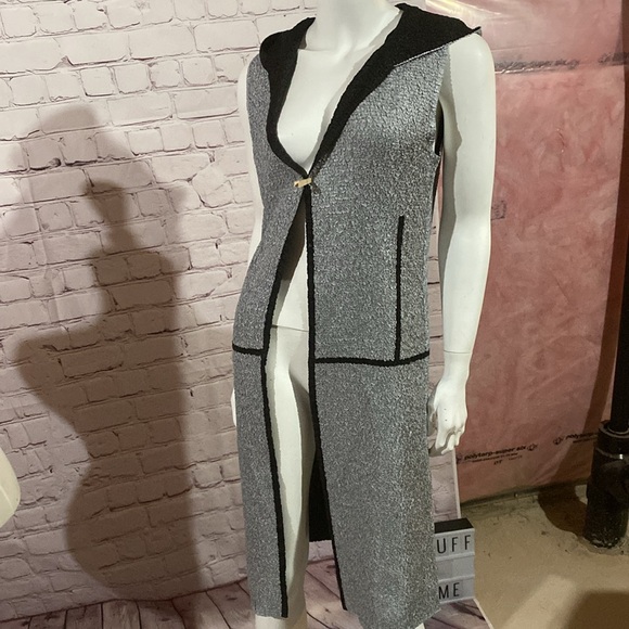 Super stretchy double sided hooded vest - Picture 3 of 9